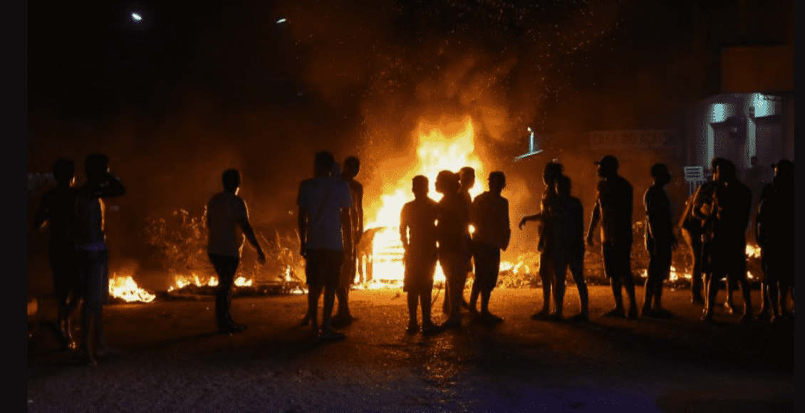 Como ajudar o Amapá? foto mostra pessoas em volta de fogo