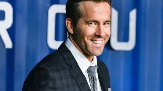 Ryan Reynolds compra Wrexham, clube de futebol inglês da 5ª divisão