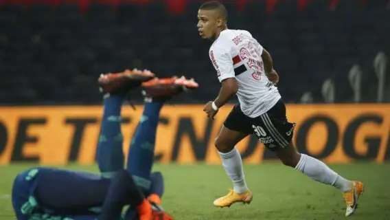 Com dois de Brenner, São Paulo vence Flamengo por 2 a 1