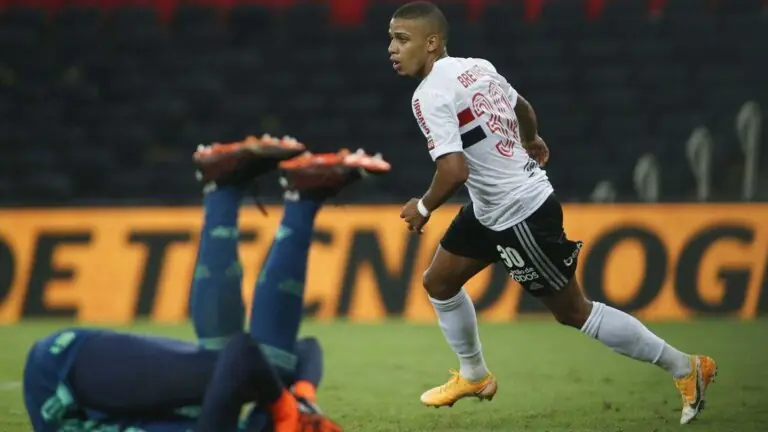 Com dois de Brenner, São Paulo vence Flamengo por 2 a 1