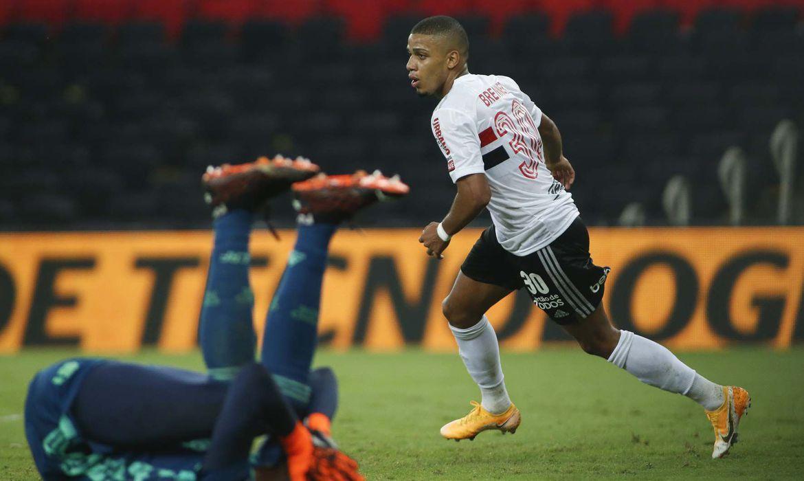 Hugo falha e Brenner decide para o São Paulo