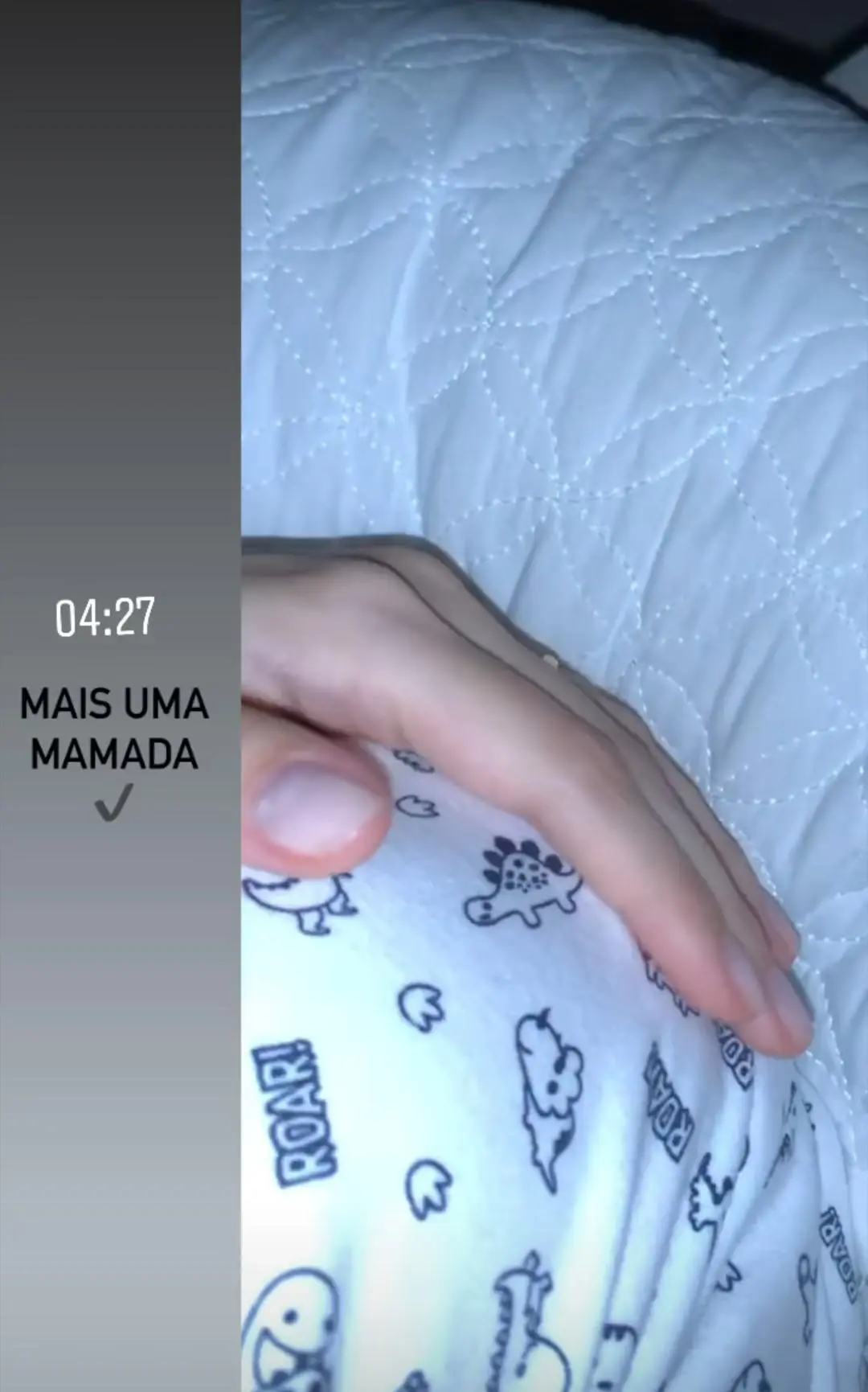 Imagem mostra Sthefany Brito amamentando o filho