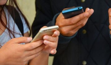 Duas pessoas usando celular. como bloquear telemarketing