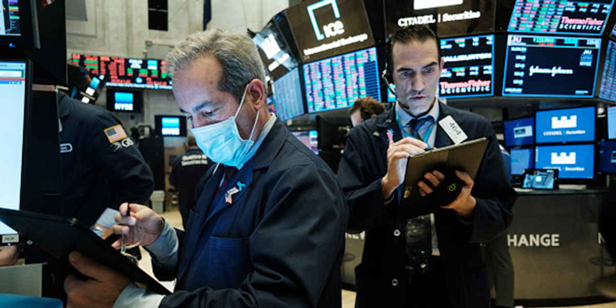 Traders em pregão, dia típico de resgates em fundos