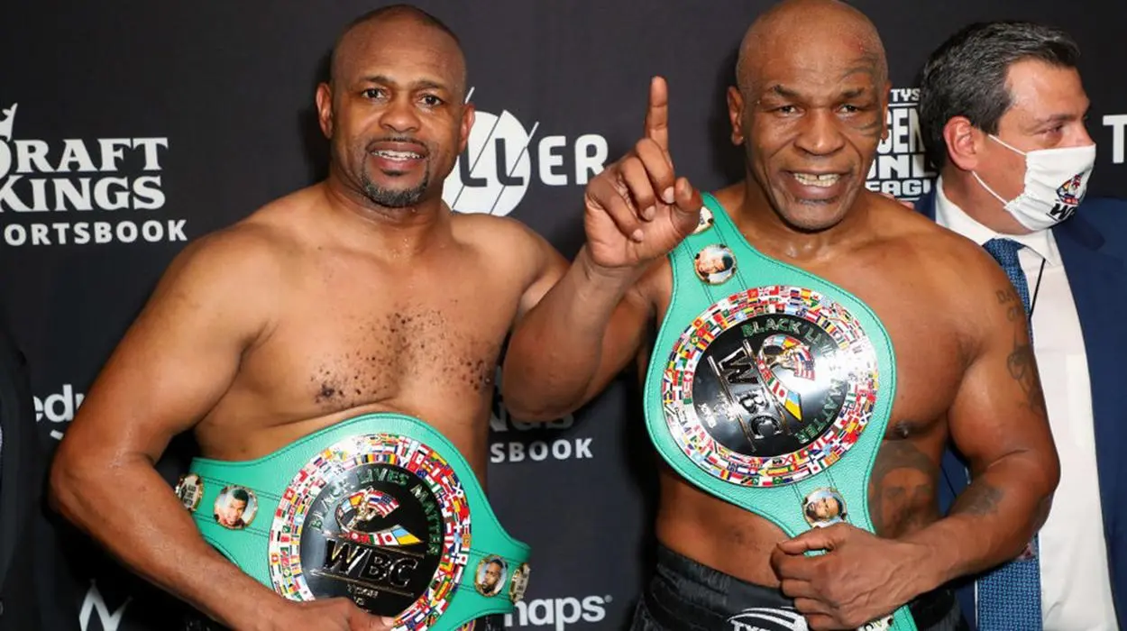 Mike Tyson e Roy Jones Jr. após a luta