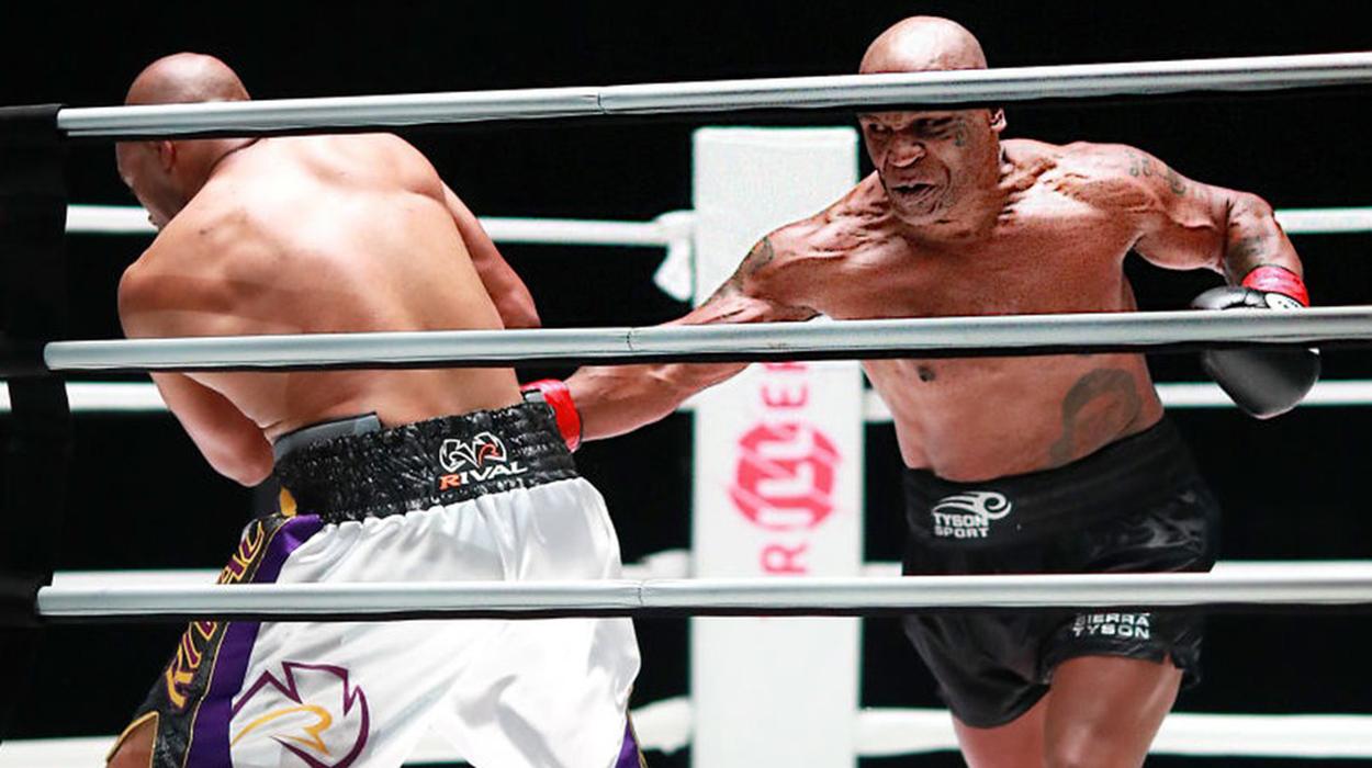 Mike Tyson durante luta contra Roy Jones Jr.