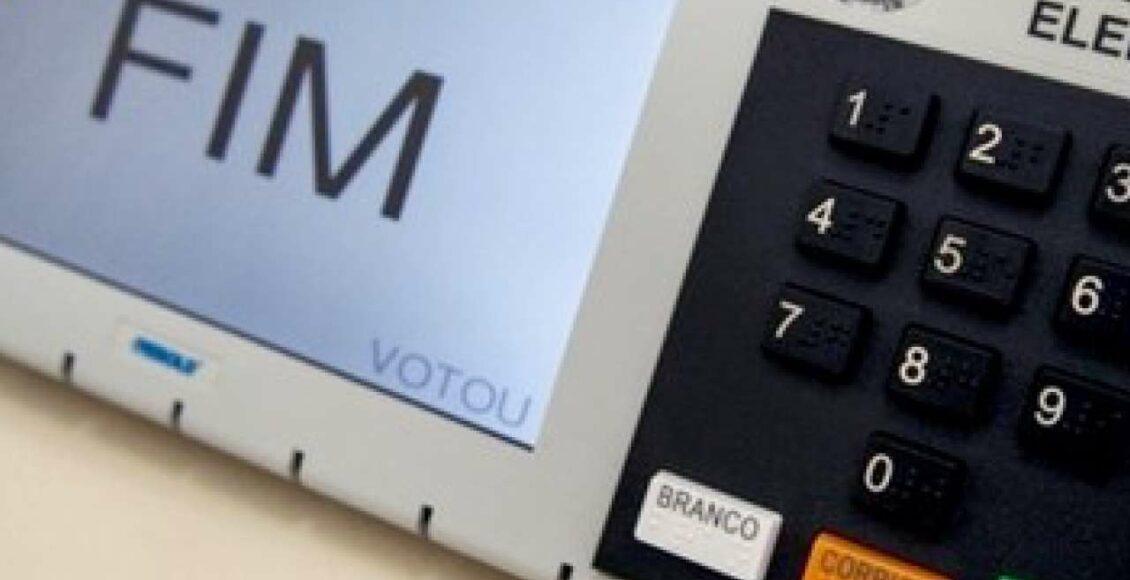 Eleições 2020: com celulares proibidos, eleitor pode levar 'colinha' de papel com número do candidato