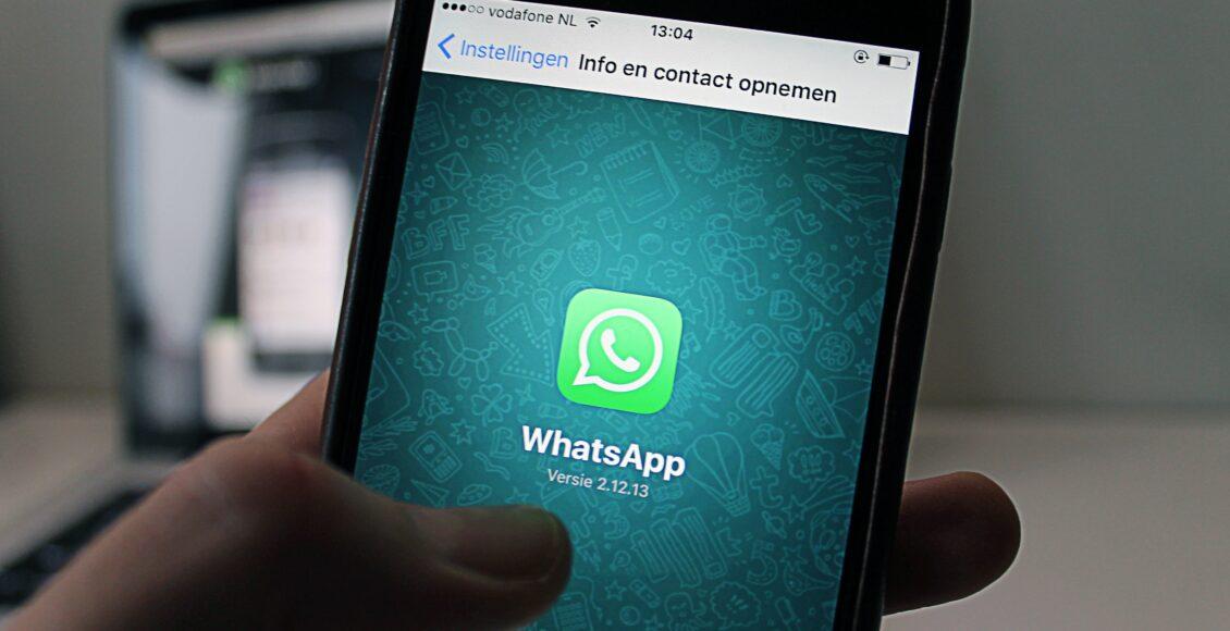 Imagem mostra celular com o aplicativo do Whatsapp aberto. Agora é possível enviar mensagens temporárias que somem após sete dias