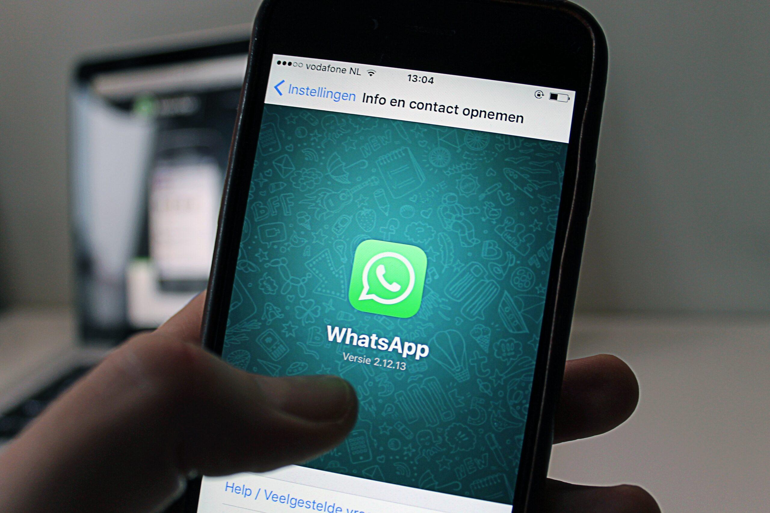 Imagem mostra celular com o aplicativo do Whatsapp aberto. Agora é possível enviar mensagens temporárias que somem após sete dias