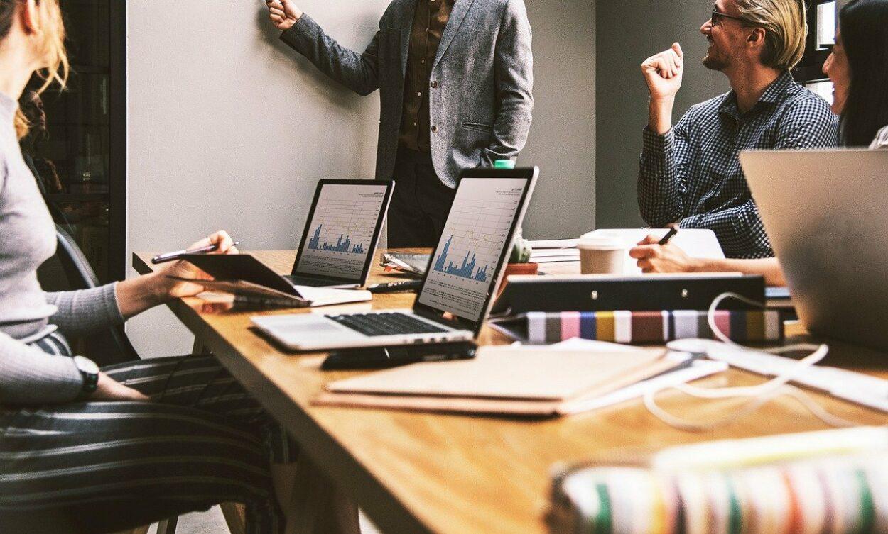 pequena empresa em momento de reunião; linha de crédito 2021