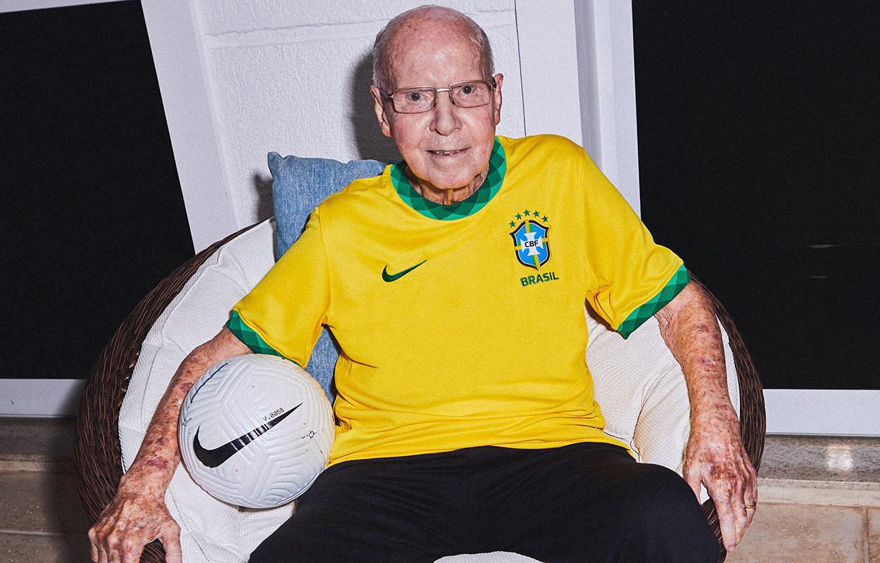 Zagallo veste a nova camisa da seleção brasileira