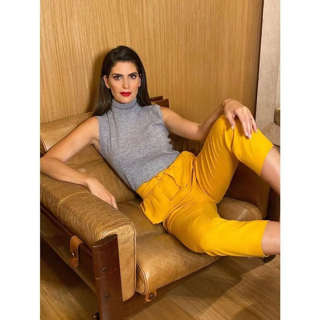 Imagem mostra Isabella Fiorentino com as cores da Pantone para 2021