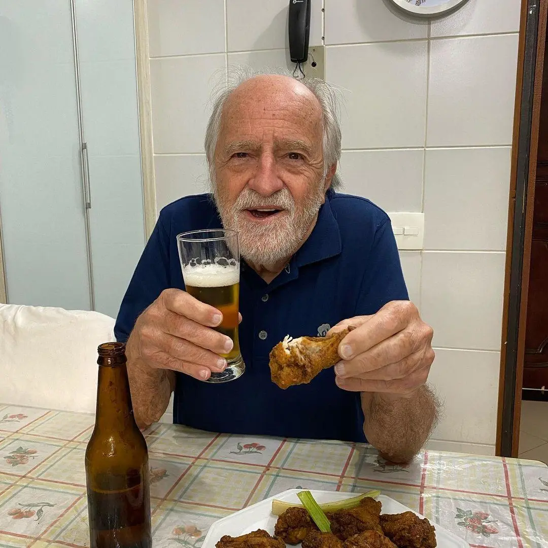 Imagem mostra Ary Fontoura bebendo cerveja