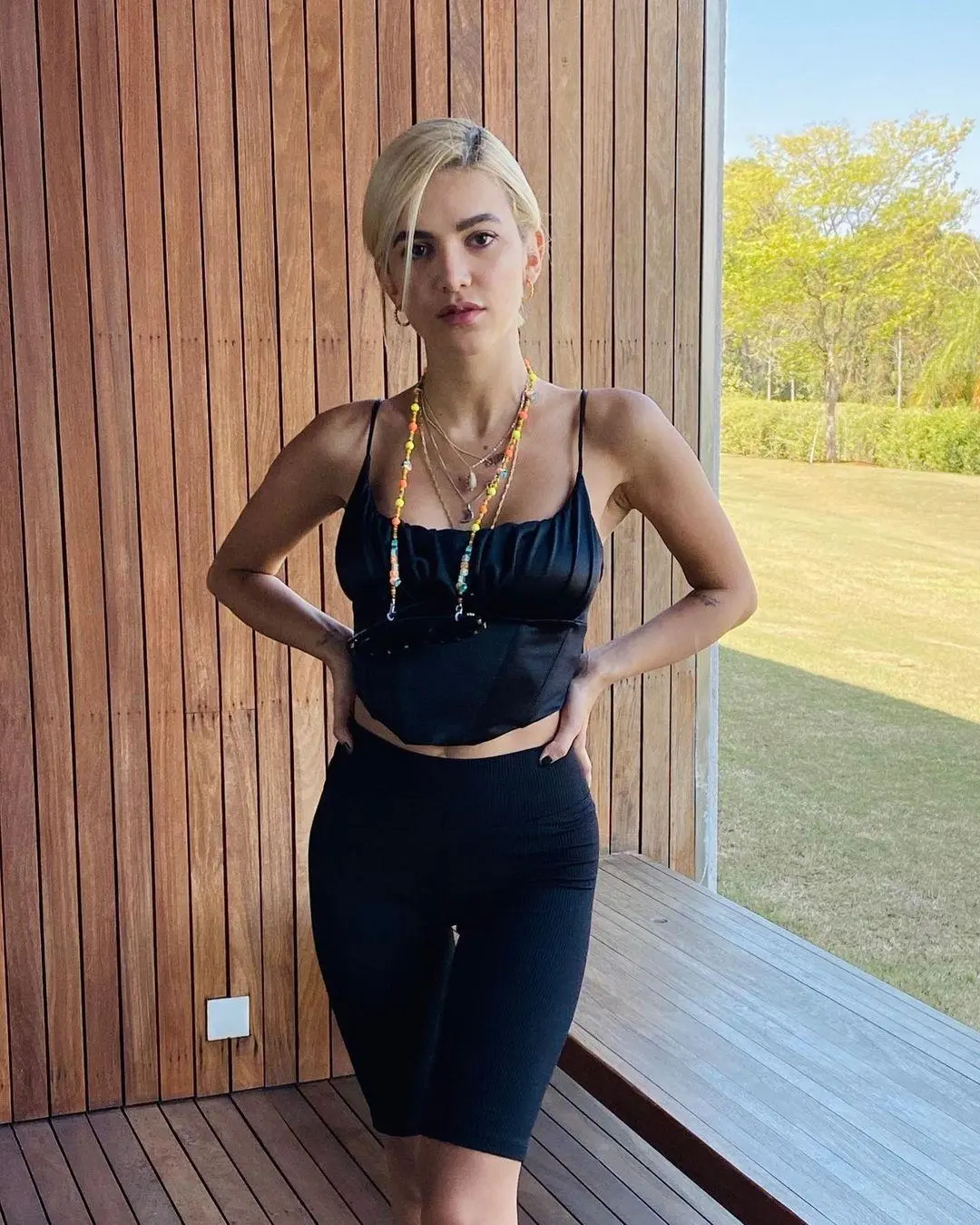 Imagem mostra Manu Gavassi com corrente de óculos de miçangas