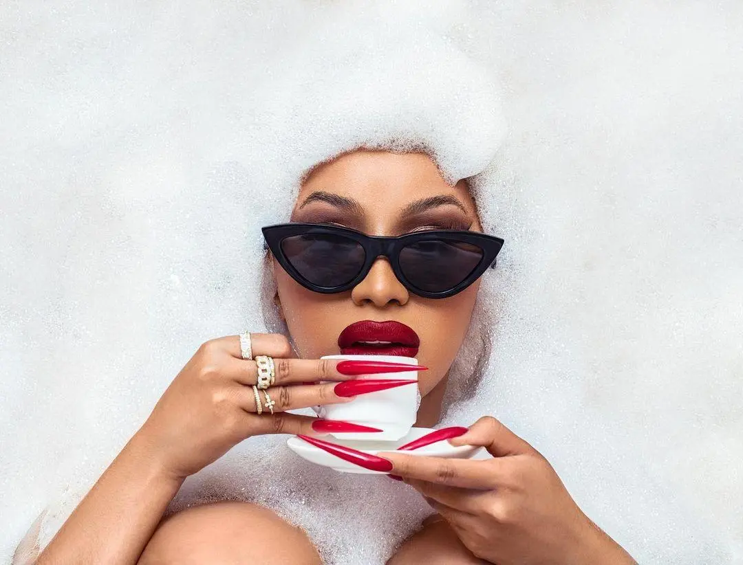 Imagem mostra unhas da Cardi B