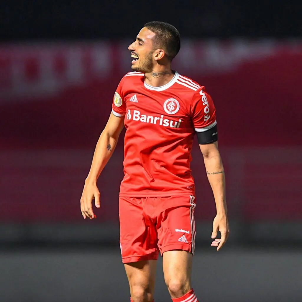 Imagem mostra o meia do Internacional, Thiago Galhardo.