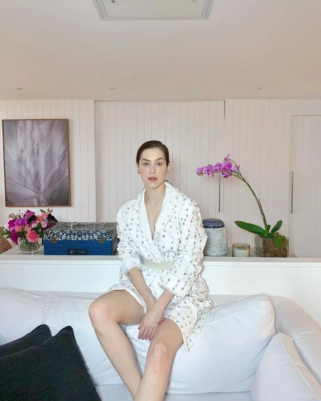 Imagem mostra Sophia Abrahão vestida de branco