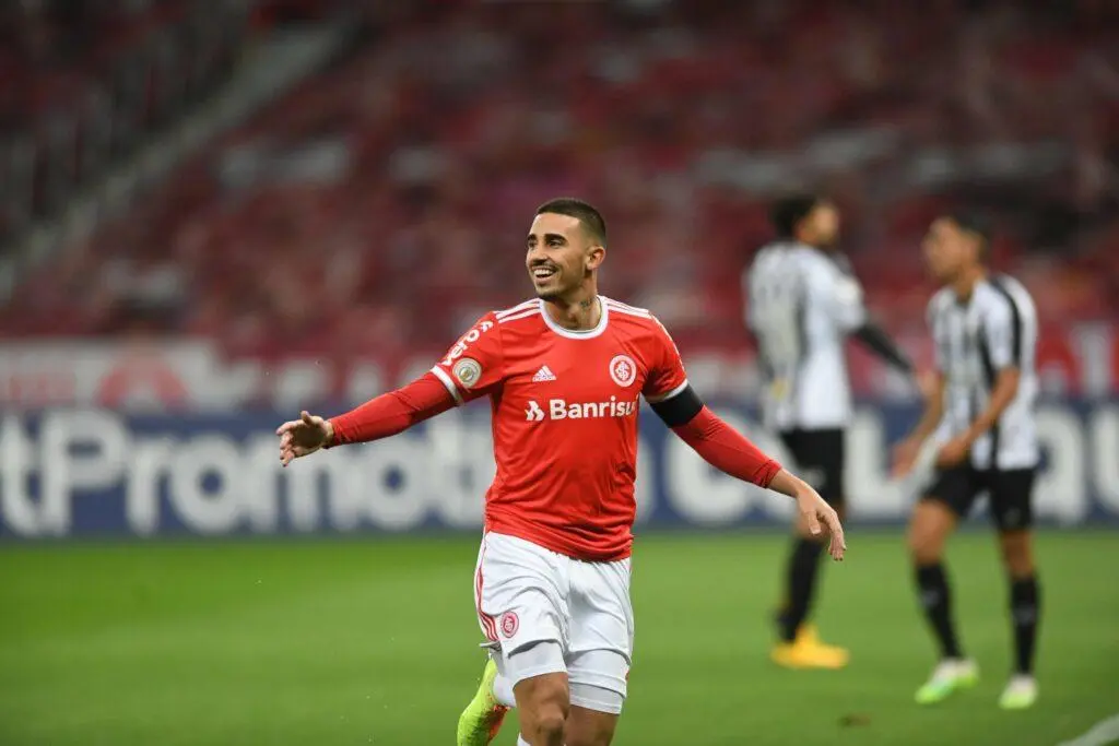 Imagem mostra meia do Internacional, Thiago Galhardo.