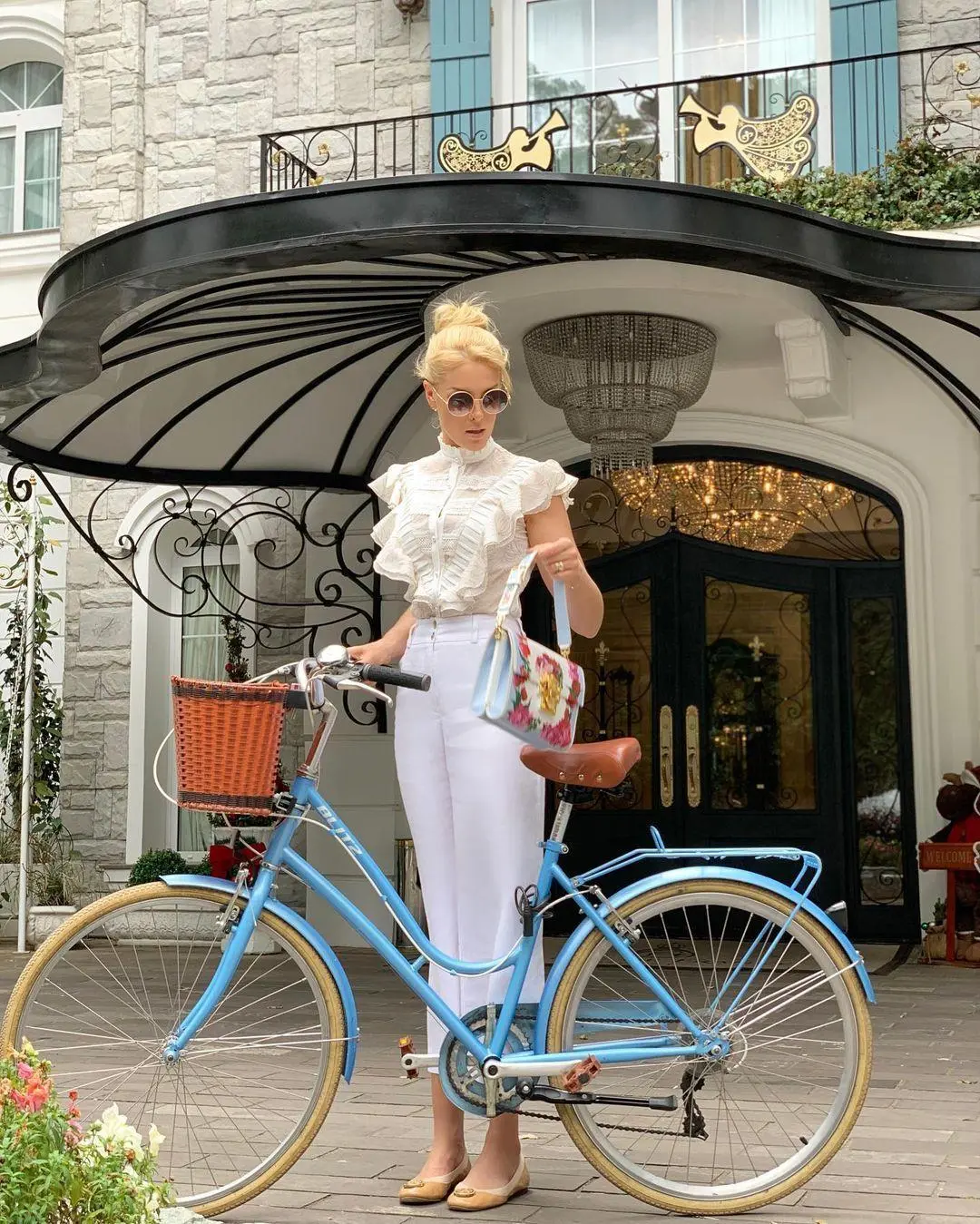 Imagem mostra Ana Hickmann com look branco