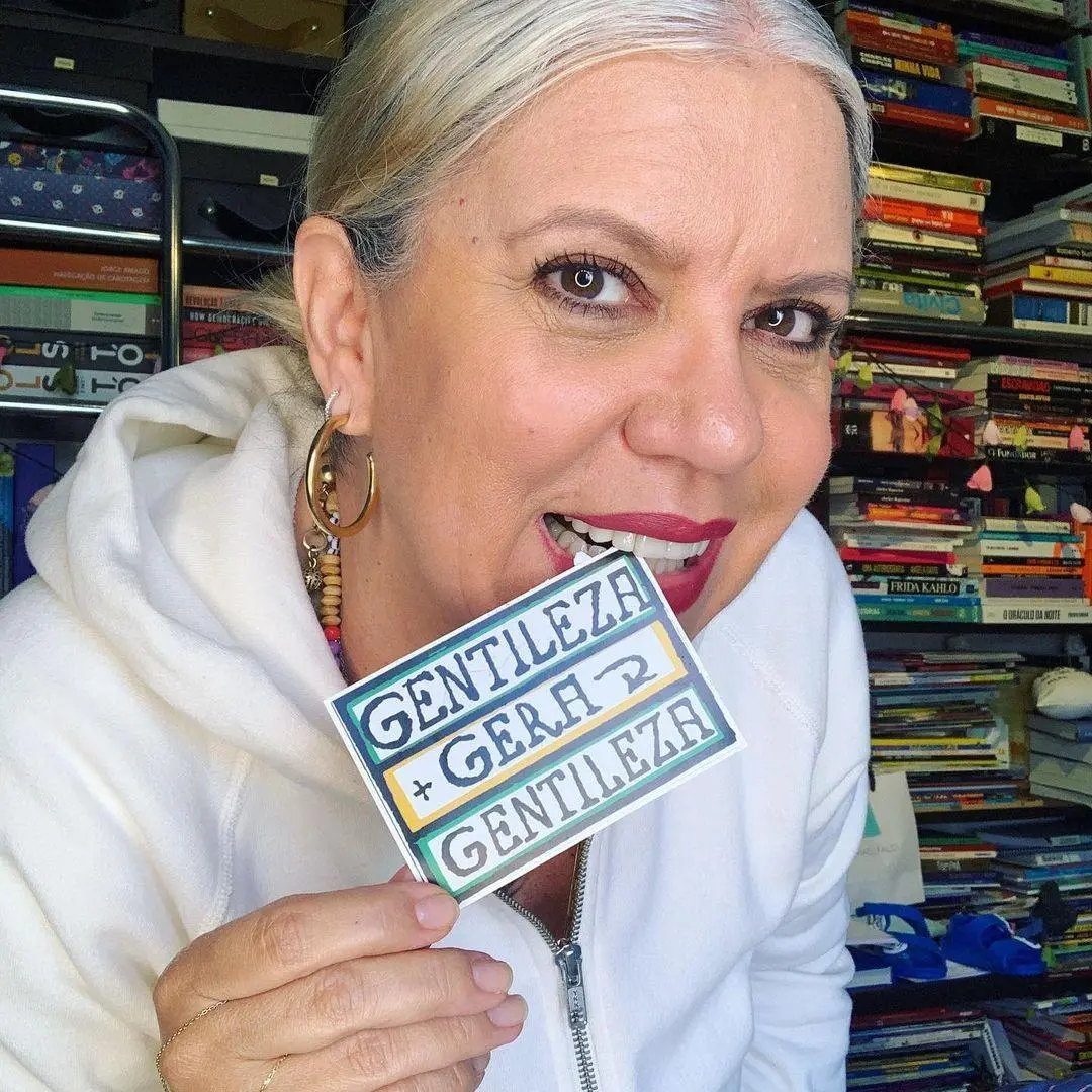 Imagem mostra Astrid Fontenelle com cabelos brancos