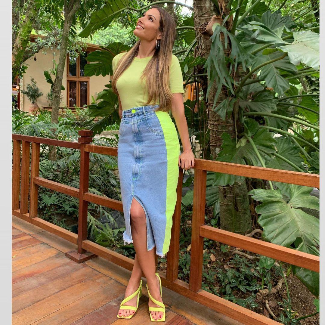 Imagem mostra Patricia Poeta com roupa neon