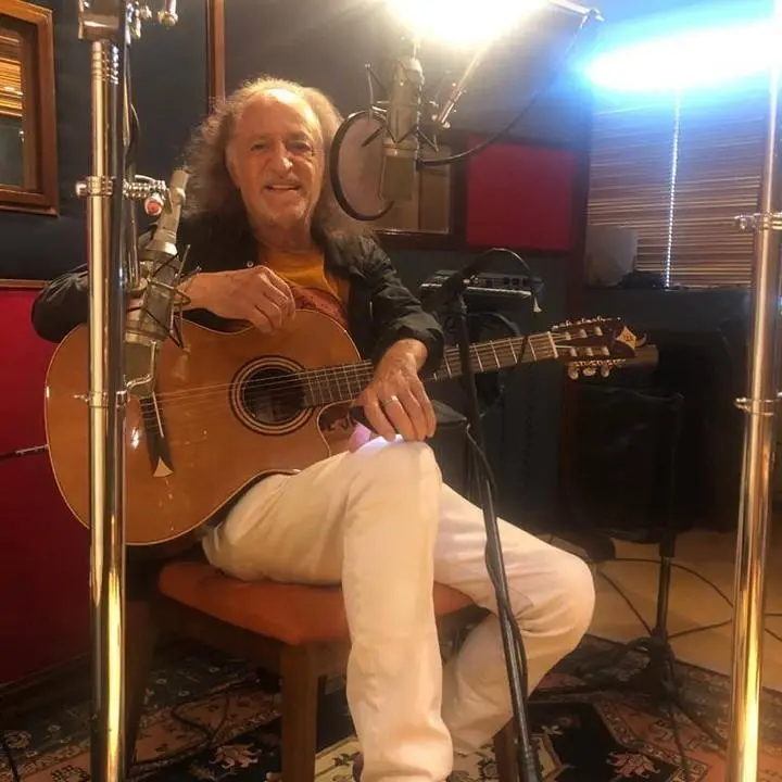 Imagem mostra o cantor ALceu Valença em um estúdio