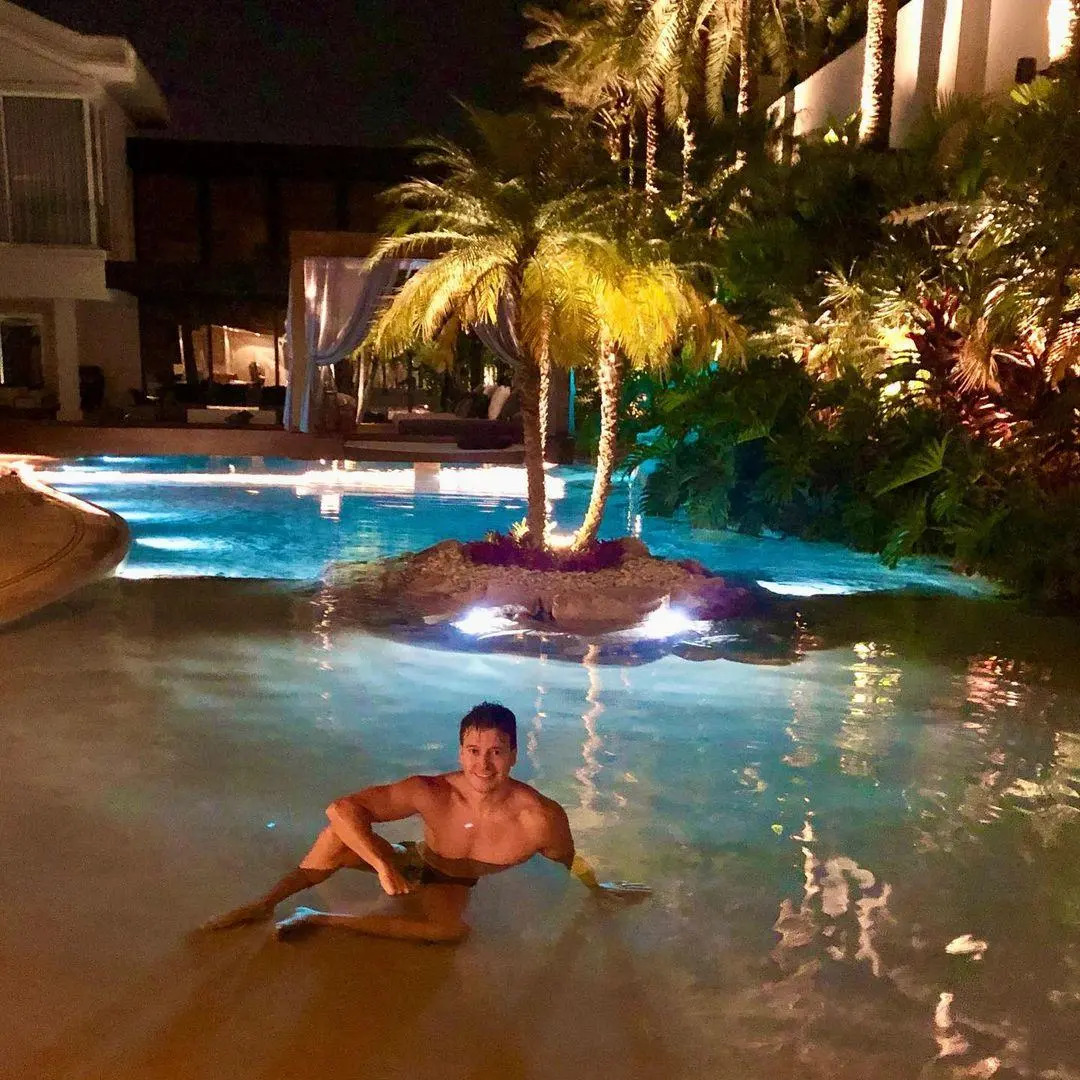 Imagem mostra piscina de Rodrigo Faro