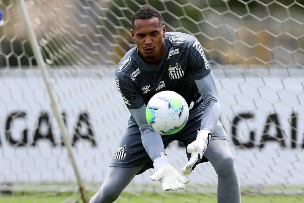 Imagem mostra goleiro do Santos, John Victor.