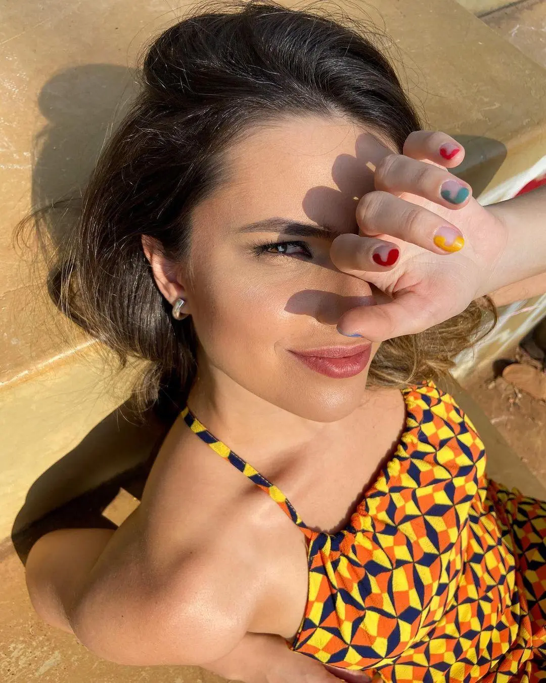 Imagem mostra nail art da Thaís Melchior