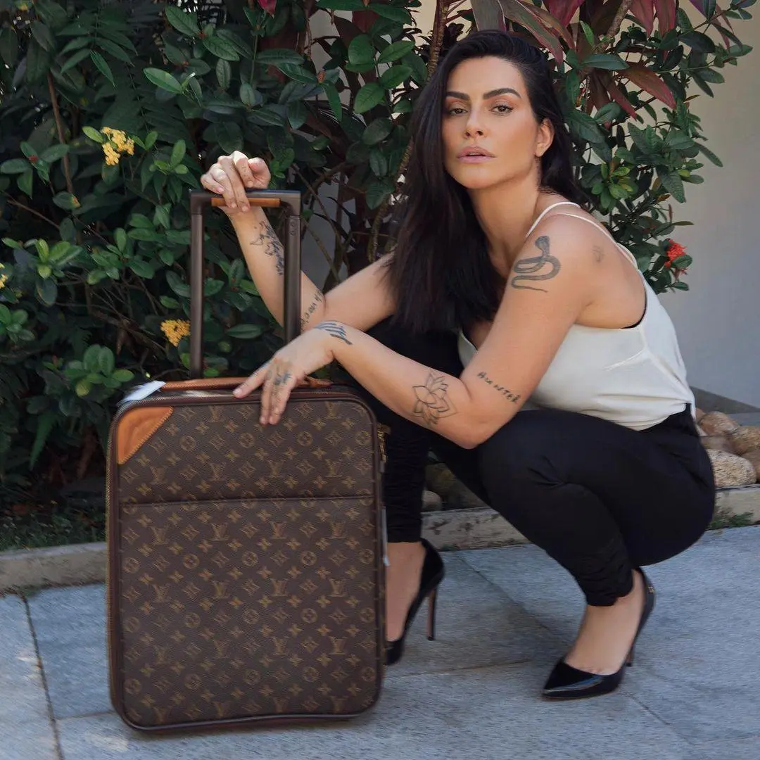 Imagem mostra tatuagem da Cleo