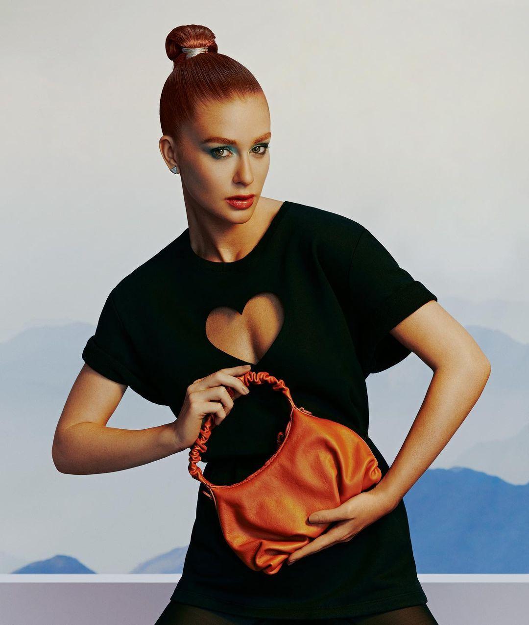 Imagem mostra marina ruy barbosa na campanha da parceria entre a ginger e a schutz