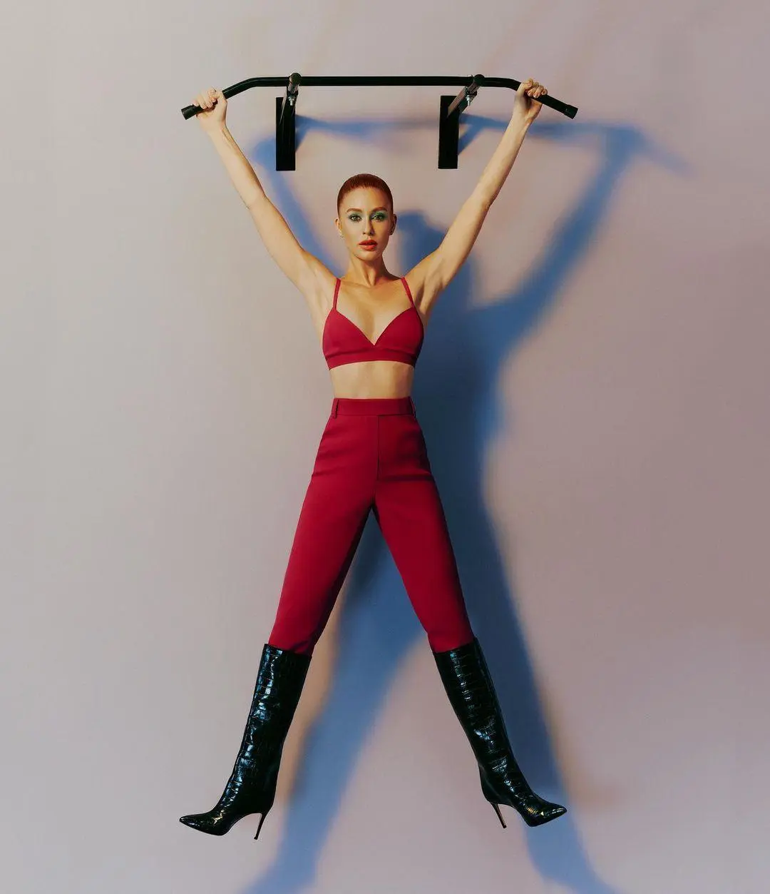 Imagem mostra Marina Ruy Barbosa na campanha da marca dela, a Ginger, em parceria com a Schutz