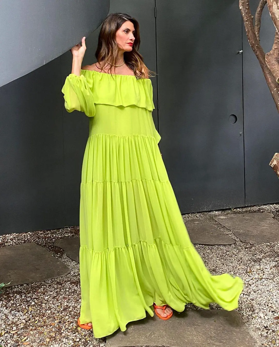 Isabella Fiorentino aposta em vestido verde neon