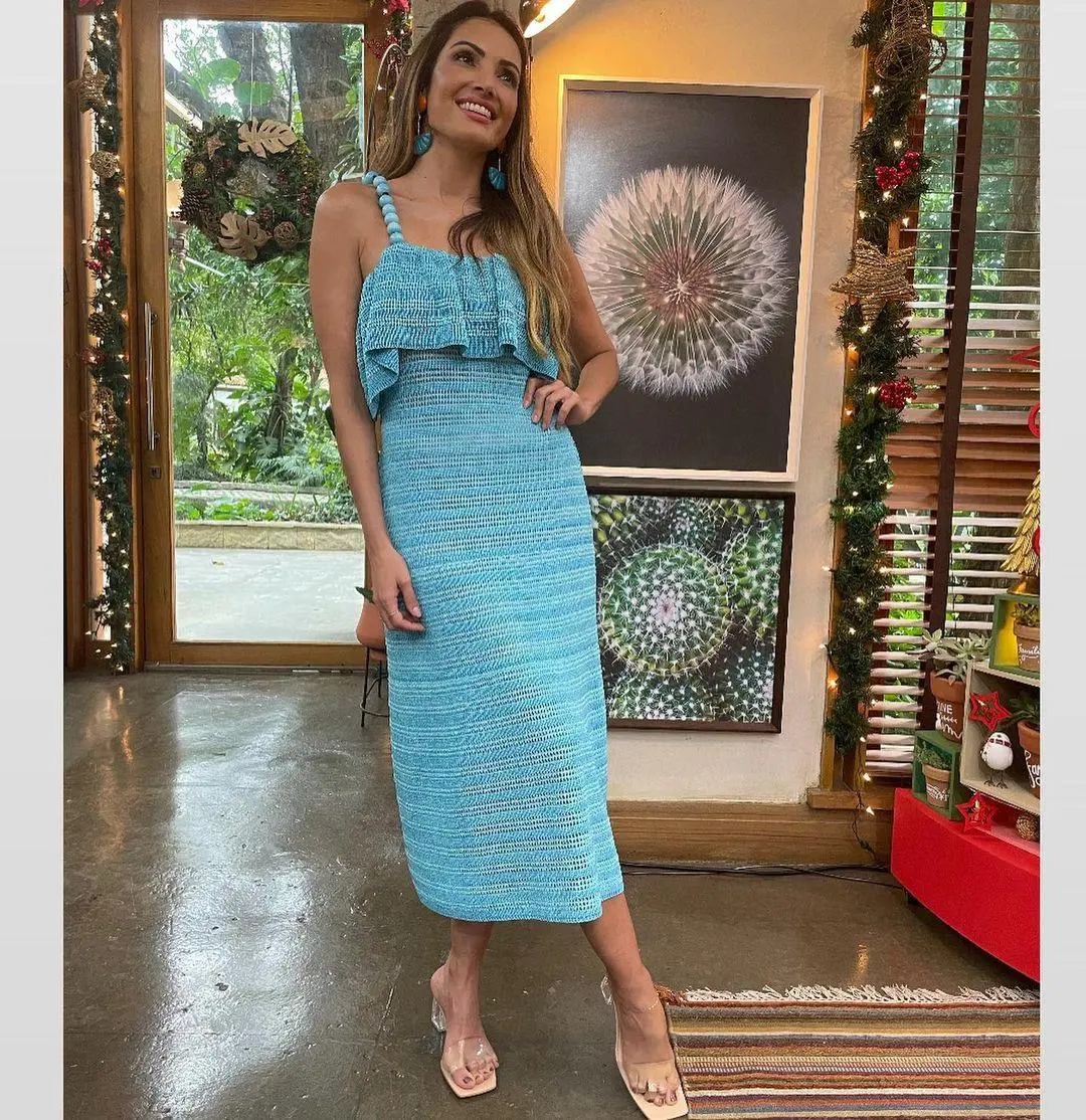Imagem mostra Patricia Poeta com vestido azul