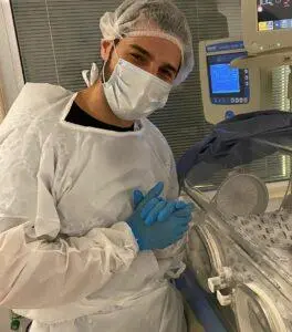 Na imagem Alok em visita a filha, Raika