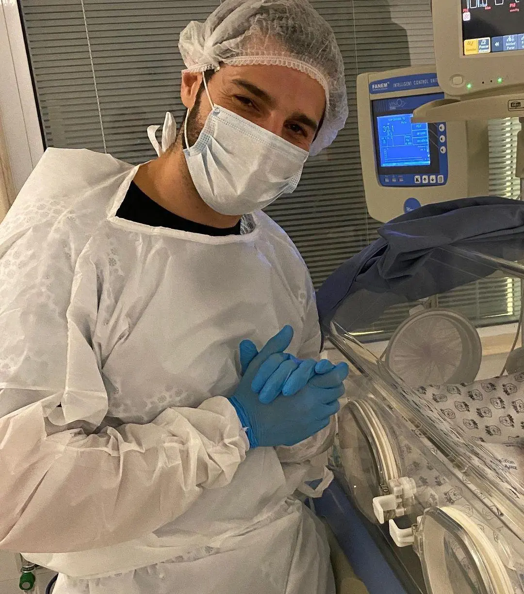 Na imagem Alok em visita a filha, Raika