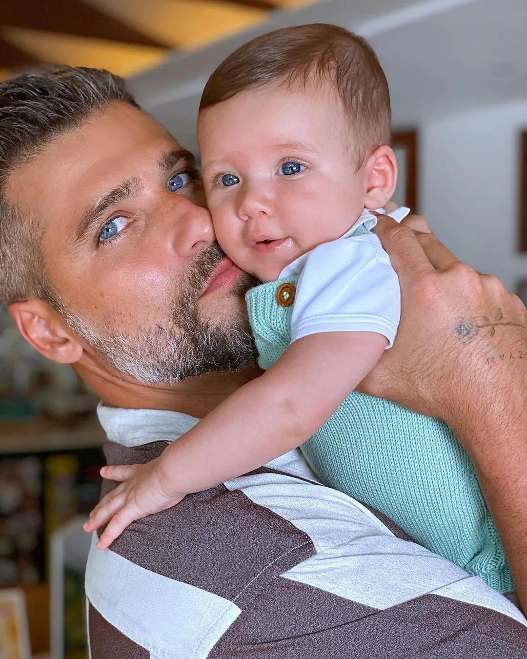 Imagem mostra Bruno Gagliasso com o filho Zyan