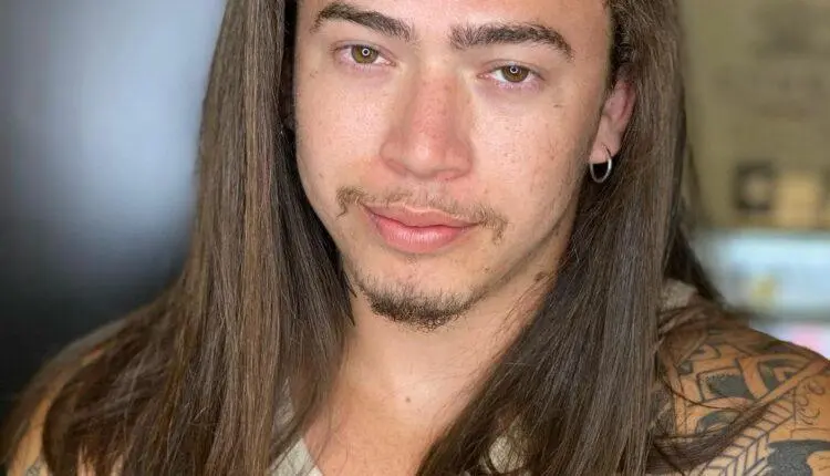 Imagem mostra rosto do cantor Whindersson Nunes, que tem música gospel