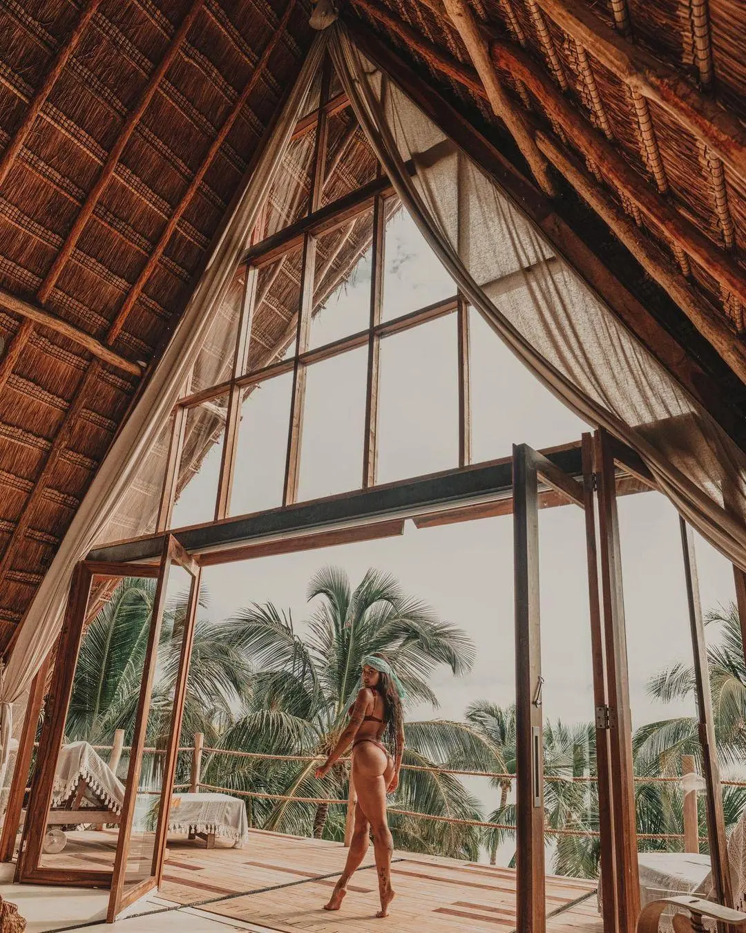 Imagem mostra quarto de Aline Riscado em Tulum