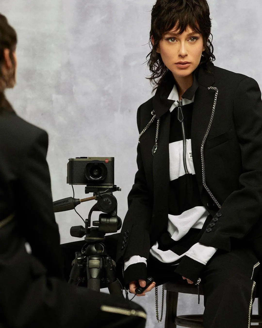 Imagem mostra Marina Ruy Barbosa com peruca preta