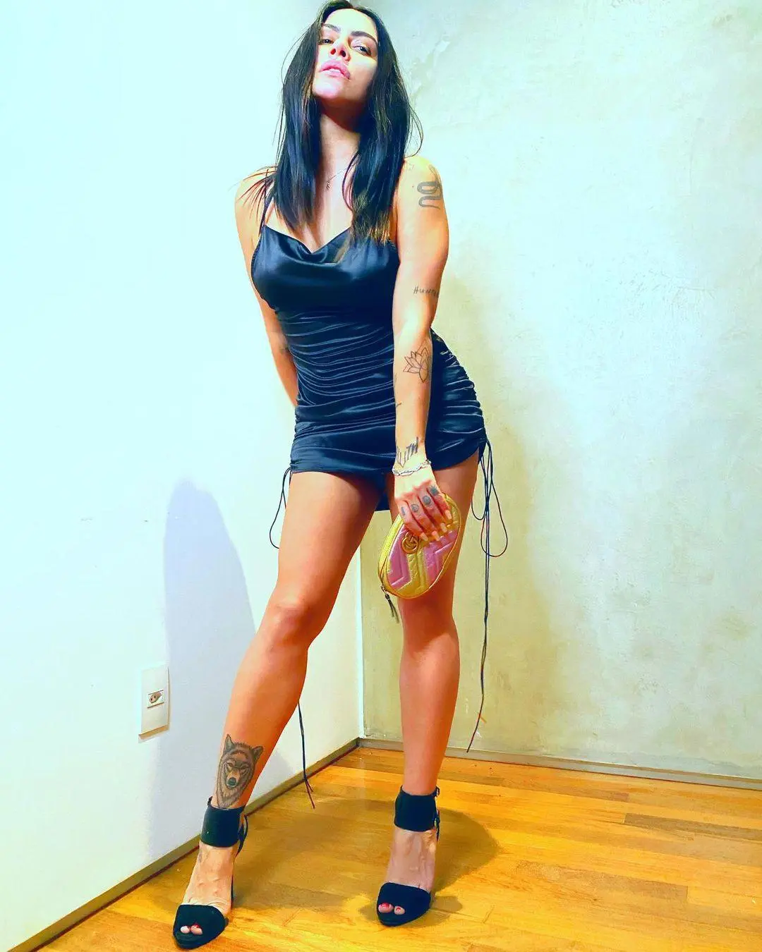 Imagem mostra Cleo vestida de preto para o Natal