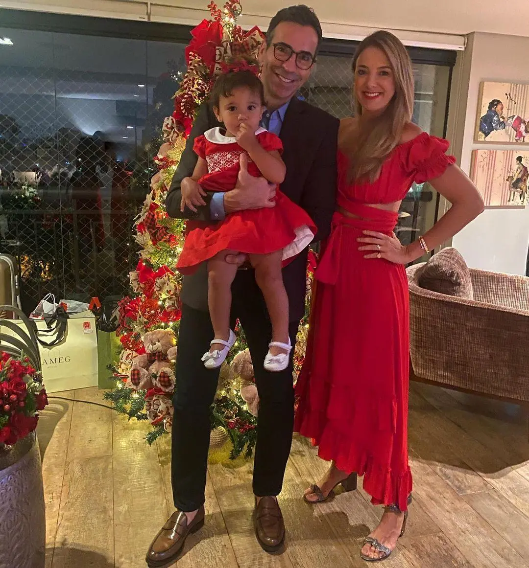 Imagem mostra look vermelho da Ticiane Pinheiro 