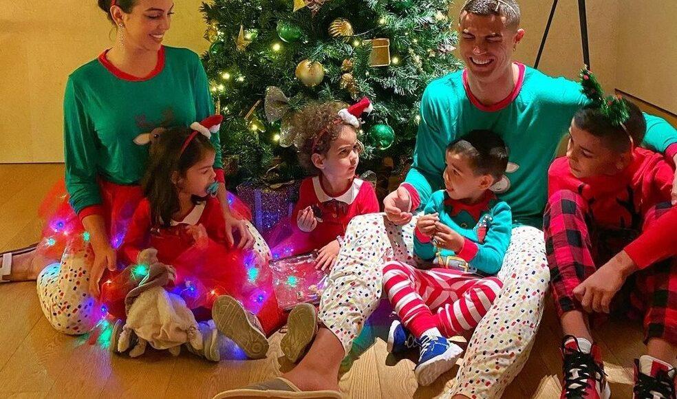 Cristiano Ronaldo vestiu pijama natalino com família