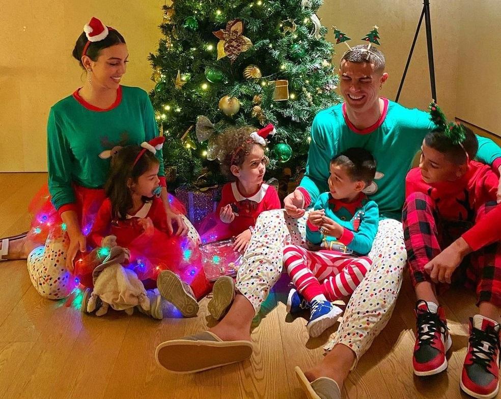Cristiano Ronaldo vestiu pijama natalino com família