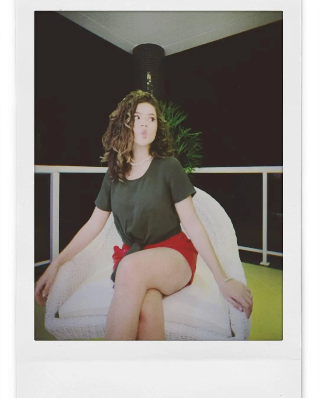 Imagem mostra Maisa com look para Natal