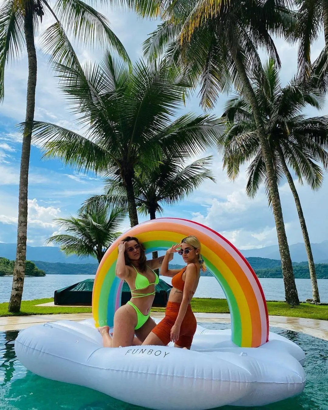 Imagem mostra Rafaella Kalimann de biquíni