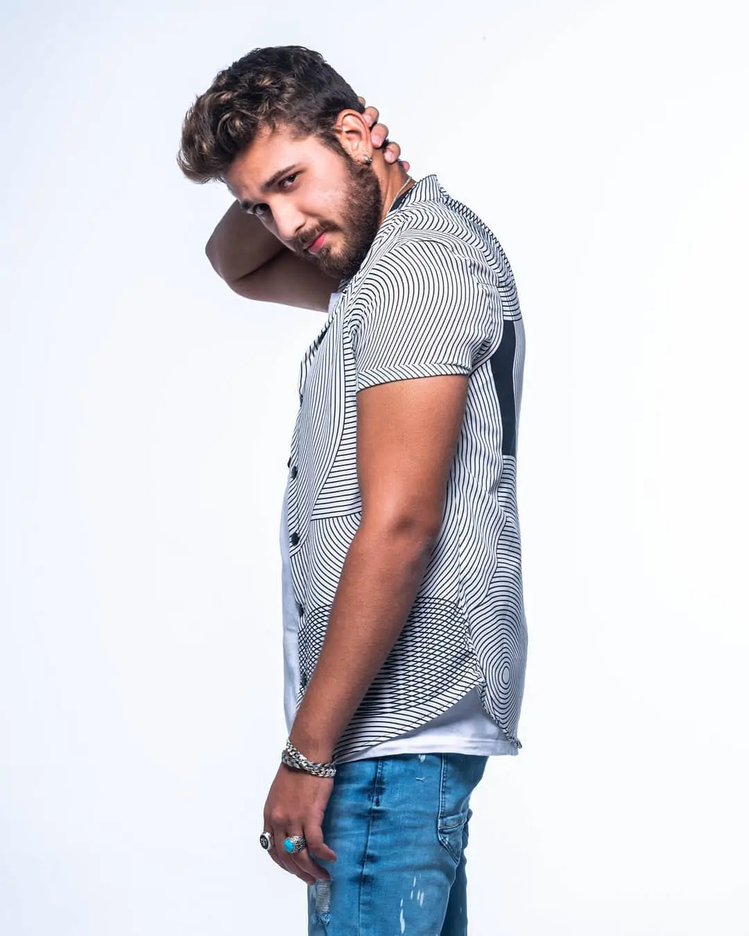 Imagem mostra o cantor Gustavo Mioto