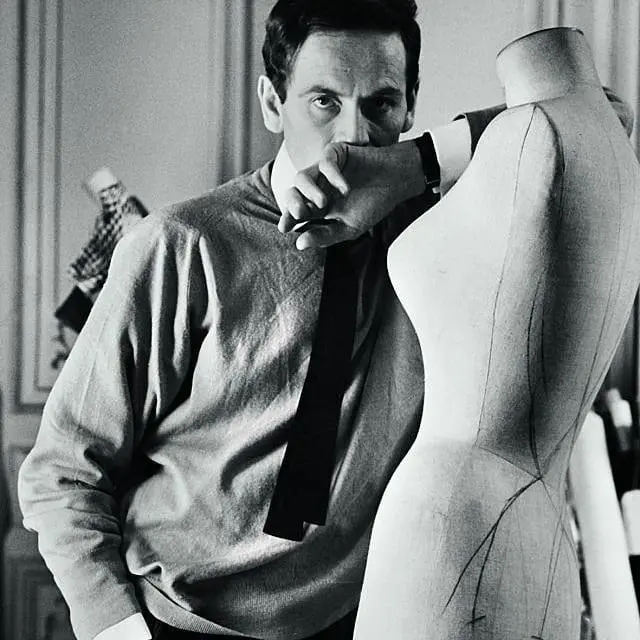 Imagem mostra Pierre Cardin em preto e branco