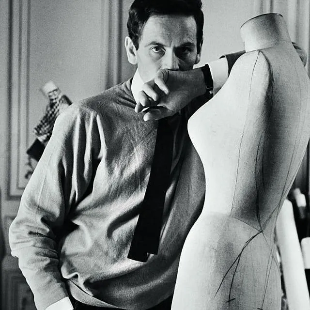 Imagem mostra Pierre Cardin em preto e branco