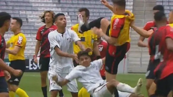 Jogador do Athletico-PR agride atleta do Flu com voadora no rosto